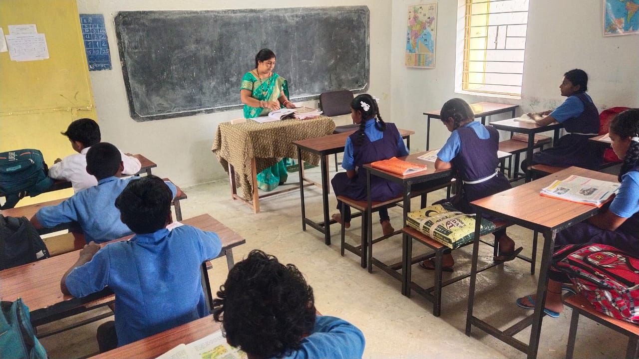 (धमतरी, )एकल शिक्षकीय माध्यमिक शाला में अतिरिक्त शिक्षकों की पदस्थापना से शिक्षा हुई और बेहतर