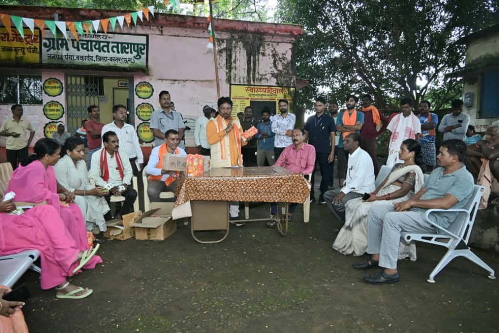 (जगदलपुर) बस्तर सांसद महेश कश्यप ने ग्राम पंचायत तारापुर पहुँच कर हेल्थ कैंप का किया निरीक्षण