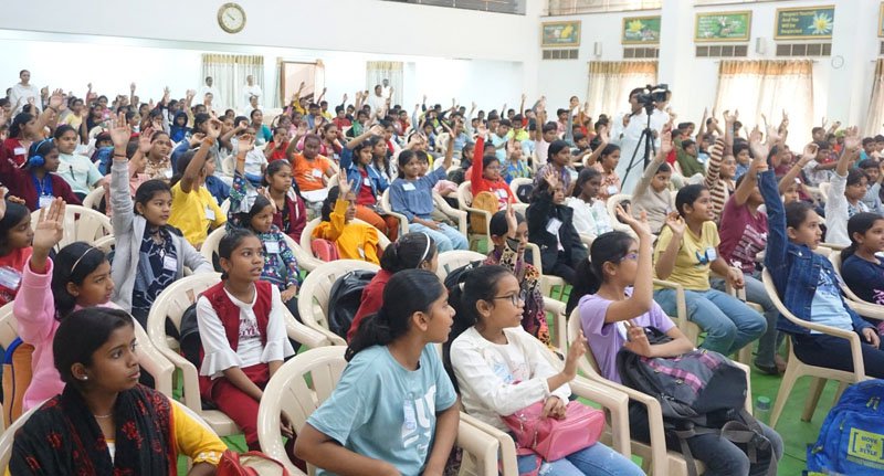 (भिलाई-रायपुर) संयुक्त कलेक्टर ने दिए बच्चों को सफलता के टिप्स, बताए मेडिटेशन के फायदे