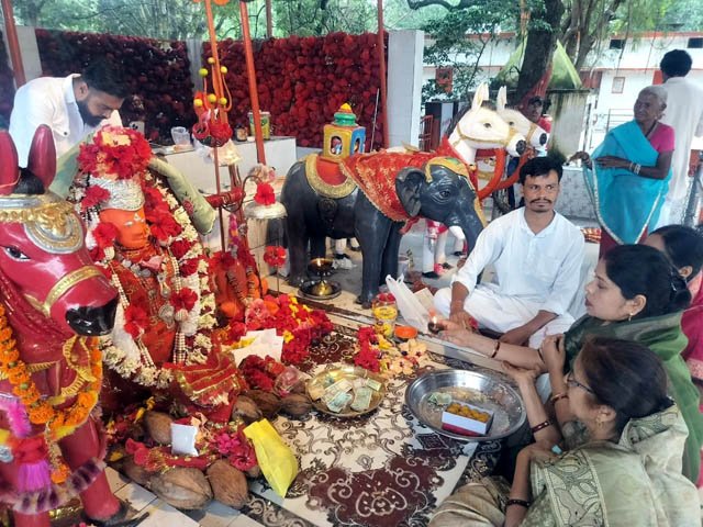 (धमतरी) जन्मदिवस के अवसर पर भाजपा नेत्री रंजना साहू ने की पूजा-अर्चना, क्षेत्रवासियों की सुख-समृद्धि की कामना