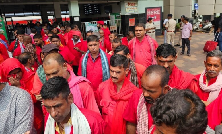 (रायपुर) बैटरी वाहनों के विरोध में रेलवे स्टेशन पर कुलियों का प्रदर्शन