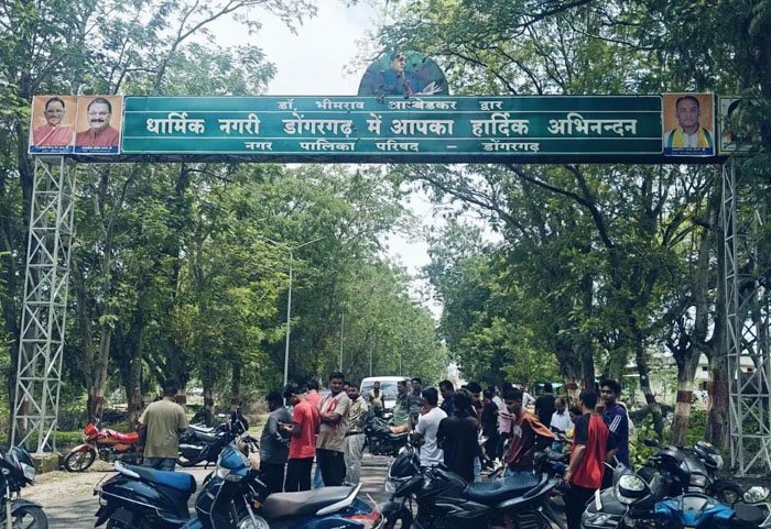(डोंगरगढ़) बाबा साहेब अंबेडकर के पोस्टर पर कीचड़ फेंकने से नाराज़ बौद्ध समाज ने किया चक्काजाम