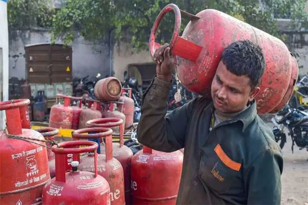 मोदी सरकार का बड़ा तोहफा, अब सिर्फ 603 रुपए में मिलेगा LPG सिलेंडर