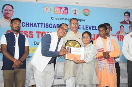 (जशपुरनगर) जशपुर में तीन दिवसीय स्टेट लेवल ओपन चेस टूर्नामेंट के स्पर्श खंडेलवाल बने ओवरऑल चैंपियन