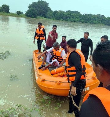 (धमतरी) नदी के टापू में फंसे पुजारी को बाढ़ बचाव दल ने सुरक्षित निकाला