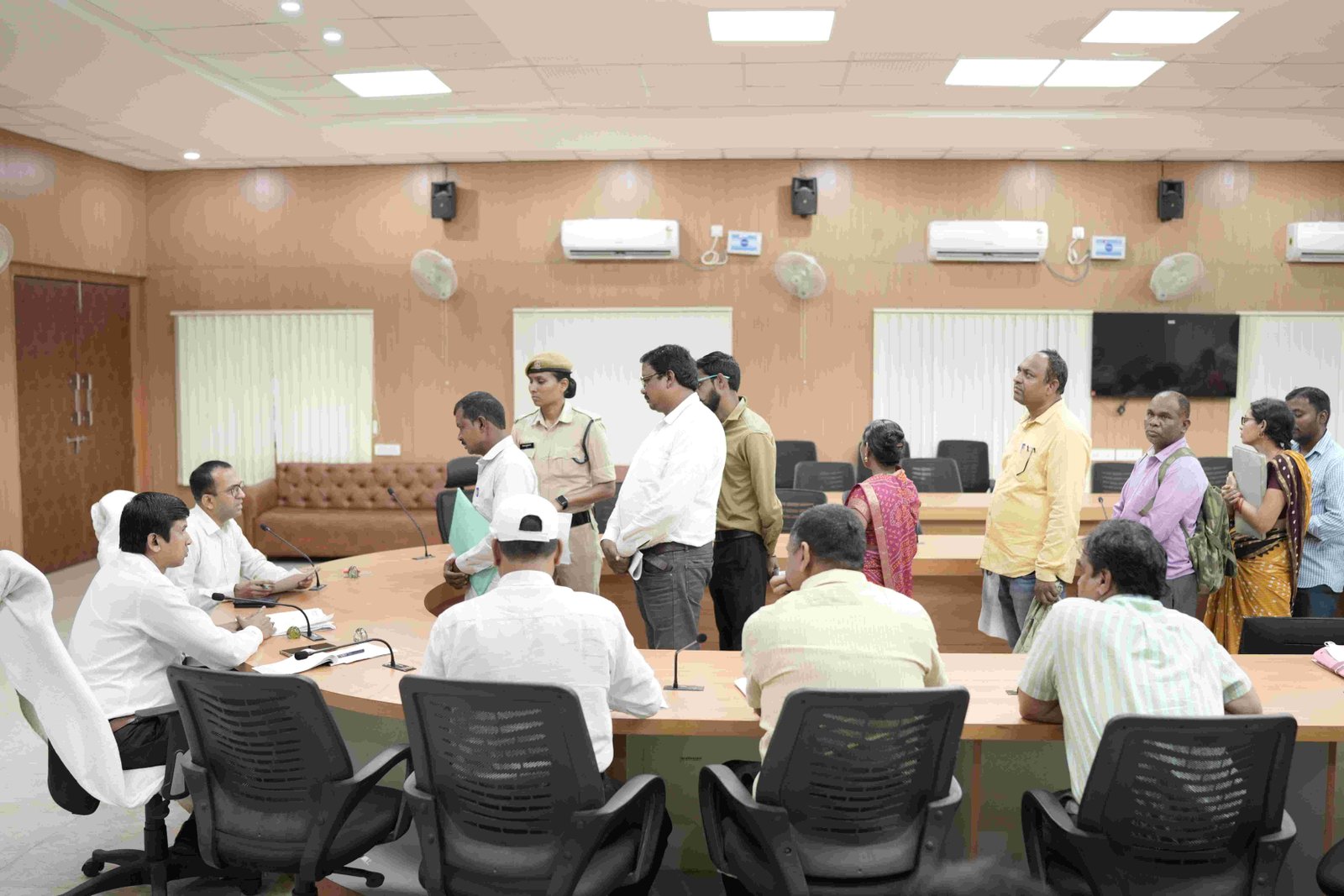 (कोरबा) जिले के दूरस्थ क्षेत्रों से आए लोगों की कलेक्टर ने सुनी समस्याएं