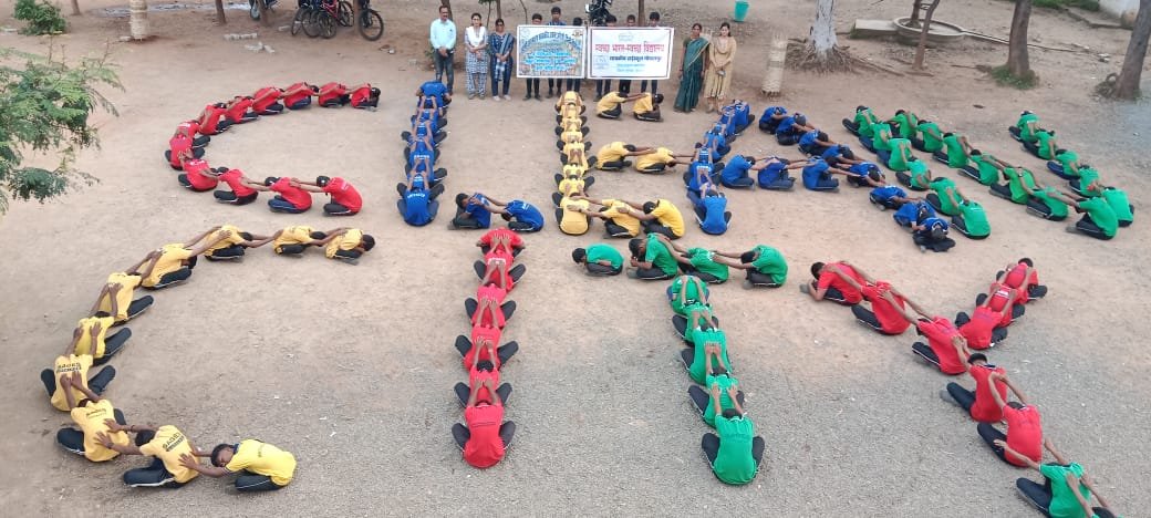(कोरबा) सेजेस गोपालपुर में विद्यार्थियों के द्वारा मानव श्रृंखला बनाकर क्लीन सीटी लिखकर दिया गया स्वच्छता का संदेश