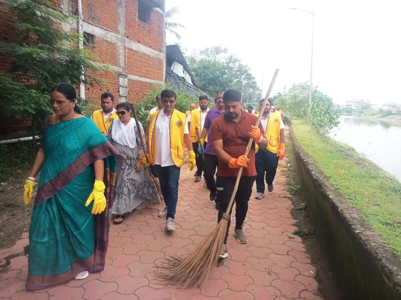 ﻿  (कोरबा) महापौर व आयुक्त ने लायंस क्लब के स्वच्छता अभियान में शिरकत कर किया सफ ाई कार्य