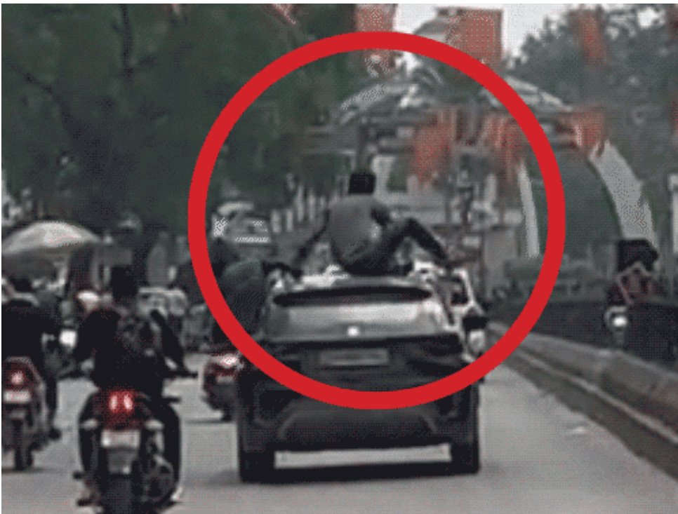 (कोरबा) कोरबा में चलती कार पर युवकों का खतरनाक स्टंट, वीडियो हुआ वायरल