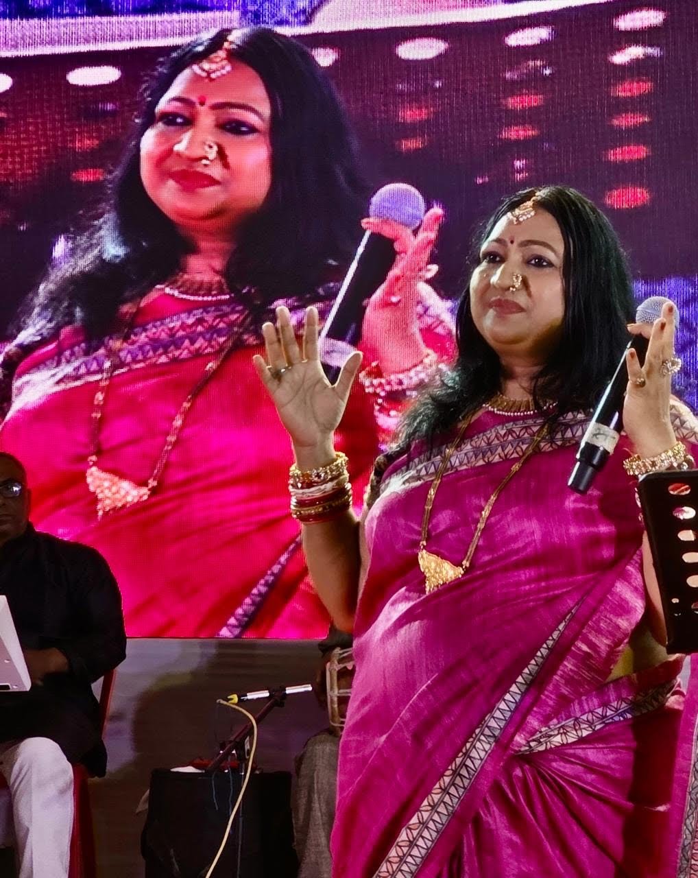 कौमुदी महोत्सव में नीतू नवगीत ने की अपील- जरूर करें मतदान