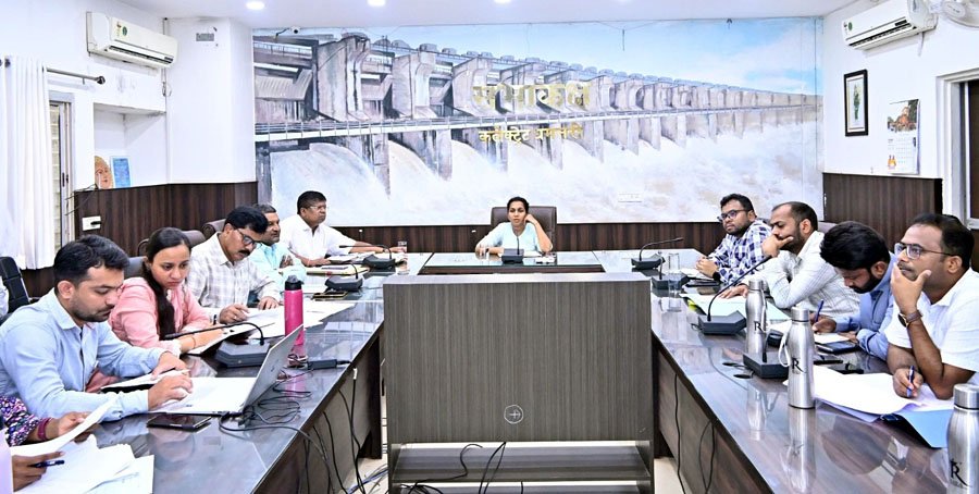 (धमतरी) कलेक्टर ने समय सीमा की बैठक में विभागवार प्रकरणों की समीक्षा की
