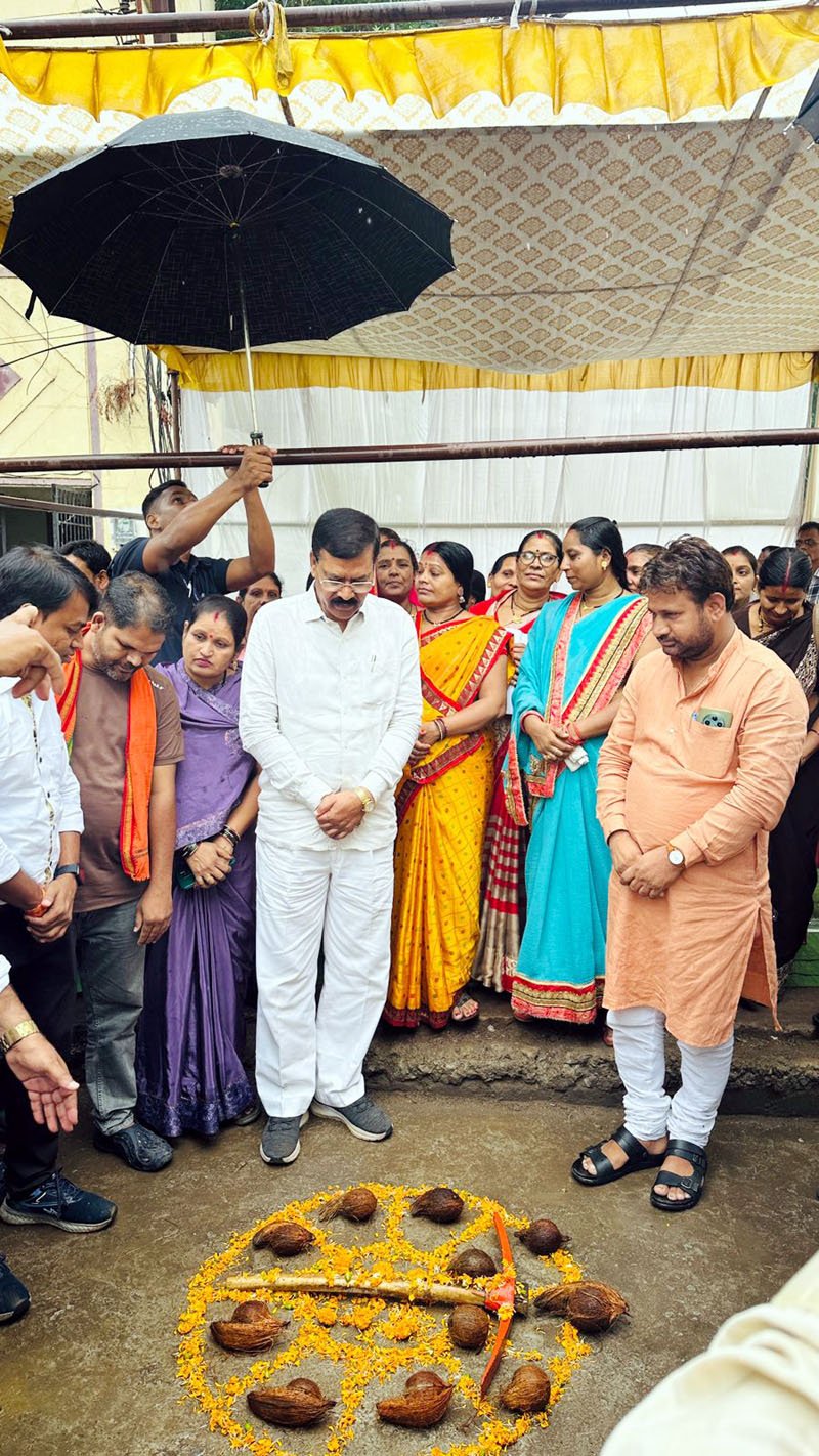 (रायपुर) विधायक मोतीलाल साहू ने अनेक विकास कार्यों का किया भूमि पूजन 
