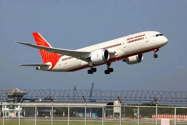 अंतरराष्ट्रीय फ्लाइट में मिली बम की धमकी, मचा हड़कंप; जयपुर एयरपोर्ट पर हुई इमरजेंसी लैंडिंग