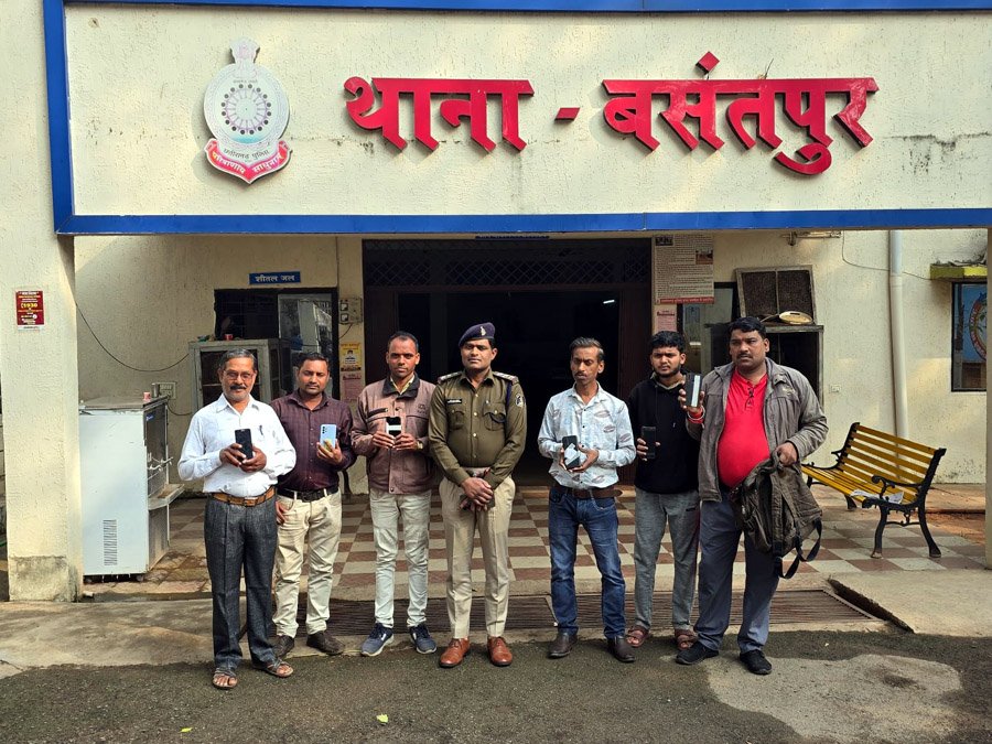 (राजनांदगांव) बसंतपुर पुलिस ने लगभग 70 हजार रूपये के मोबाइल ढूंढकर मालिकों को किया वापस