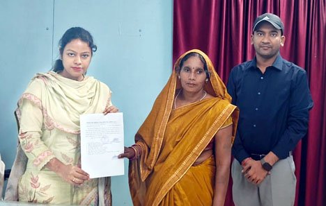 (कवर्धा) दिवंगत कोटवार भूधरदास की पत्नी बासन बाई को 20 दिनों में मिली कोटवारी की जिम्मेदारी