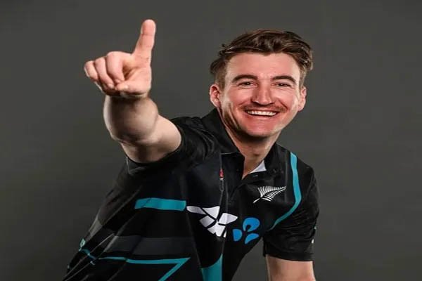 इंग्लैंड के खिलाफ ब्लेयर टिकनर का -1चौका, न्यूजीलैंड को सिर्फ 176 रन का टारगेट