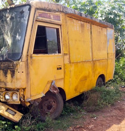 (जगदलपुर) रमैया वार्ड में सालों से खड़ी है संदिग्ध लावारिस वैन
