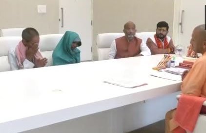 बहराइच हिंसा में मारे गए युवक के पिता से सीएम योगी ने की मुलाकात