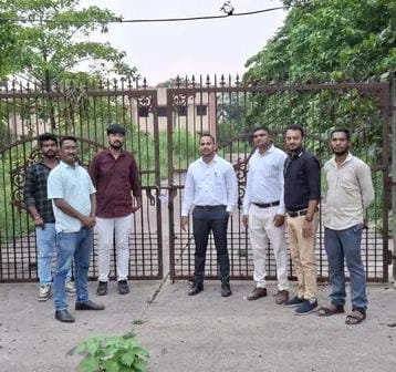 (रायपुर) *रायपुर: नगर निगम के जोन 10 में बकाया कर वसूली के तहत 8 व्यावसायिक परिसरों को सील*