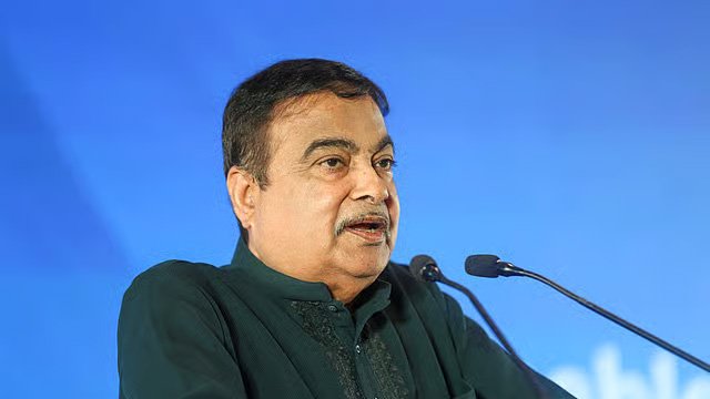 फास्टैग को लेकर नितिन गडकरी का बड़ा ऐलान, 3,000 रुपये में बनेगा वार्षिक पास