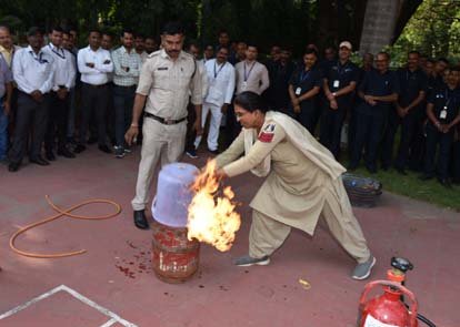 (रायपुर) राजभवन के अधिकारियों और कर्मचारियों को दिया गया अग्नि दुर्घटना से बचाव का प्रशिक्षण