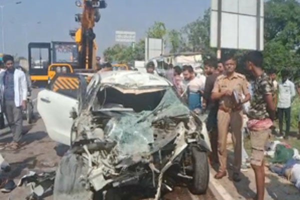 फतेहपुर: तेज रफ्तार कार खड़े ट्राला में घुसी, तीन लोगों की दर्दनाक मौत