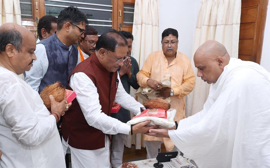 (रायपुर) मुख्यमंत्री साय ने गुरूपूर्णिमा के अवसर पर के ग्राम बनोरा स्थित अघोरगुरुपीठ में गुरूदर्शन के लिए पहुंचे