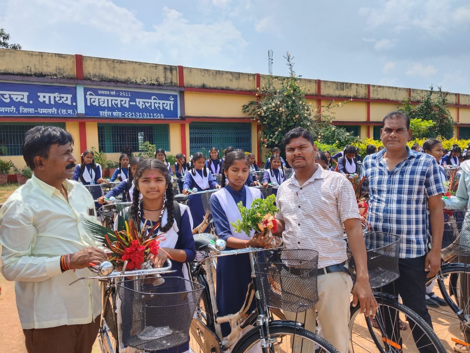 (धमतरी ) नि:शुल्क सायकल वितरण से छात्राएँ हो रहीं आत्मनिर्भर- केशव टेकाम