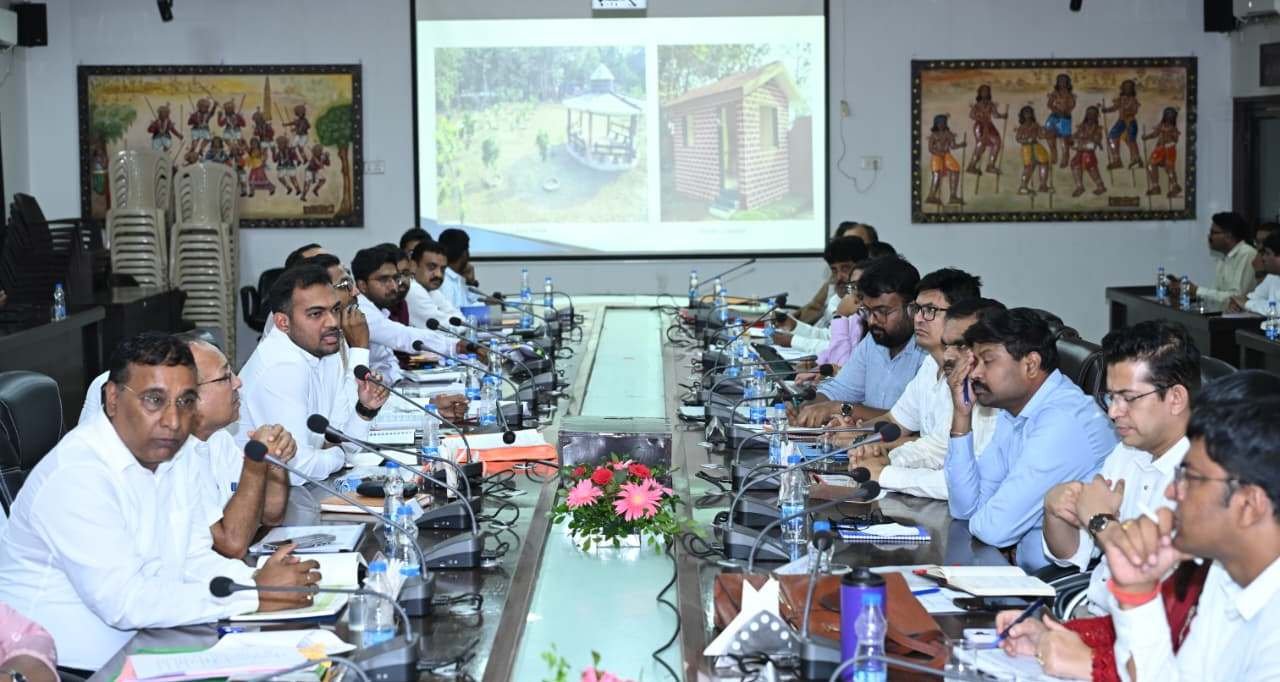 (रायपुर) अगले वर्ष में 12 लाख पुरुष तेंदूपत्ता संग्राहकों को मिलेगी चरण पादुका