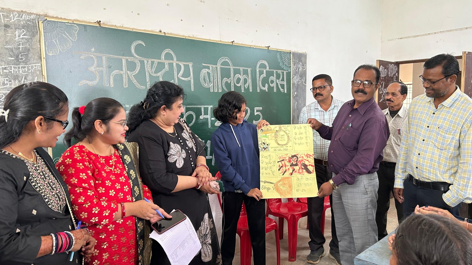 (कोंडागांव) अंतरराष्ट्रीय बालिका दिवस पर स्वामी आत्मानंद विद्यालय में बालिकाओं की रचनात्मक प्रतिभा का प्रदर्शन