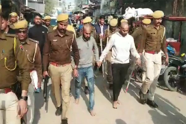 इंस्टाग्राम पर मैसेज और चाकूबाजी का परिणाम: पुलिस ने आरोपियों का सिर मुंडवाकर सरेआम घुमाया