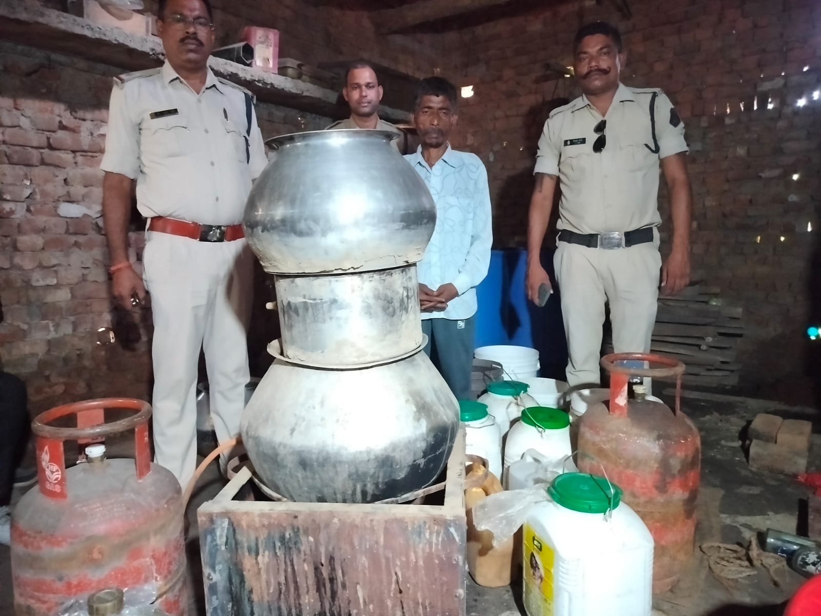 (कोरबा) अवैध रूप से कच्ची महुआ शराब बिक्री करने वालों पर कार्यवाही जारी