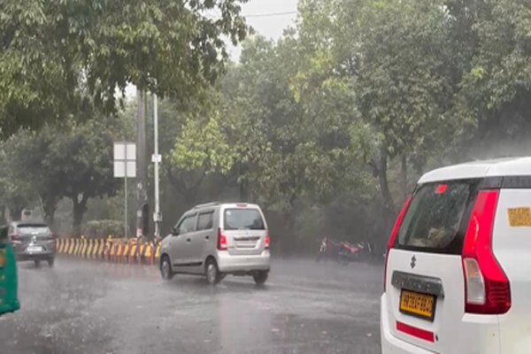NCR में मौसम ने फिर बदला रुख, नोएडा-गाज़ियाबाद में तेज बारिश से मिली राहत