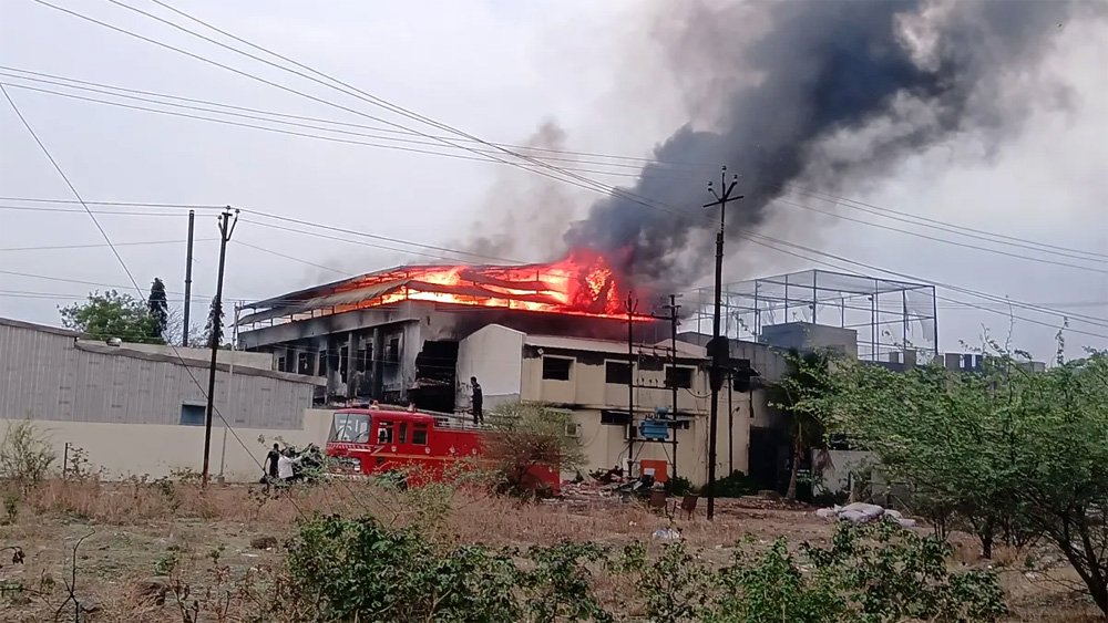 सोलापुर में टॉवेल कारखाने में आग, 8 लोगों की मौत, मालिक-मजदूर कोई नहीं बचा