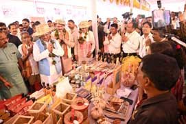 (रायपुर)  मुख्यमंत्री ने बैठक में शामिल होने से पूर्व विभिन्न विभागीय स्टॉल्स का अवलोकन किया