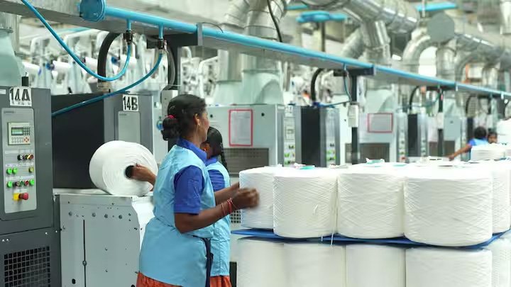 कपड़ा उद्योग में एक समान 12 प्रतिशत जीएसटी पर विचार कर रही सरकार