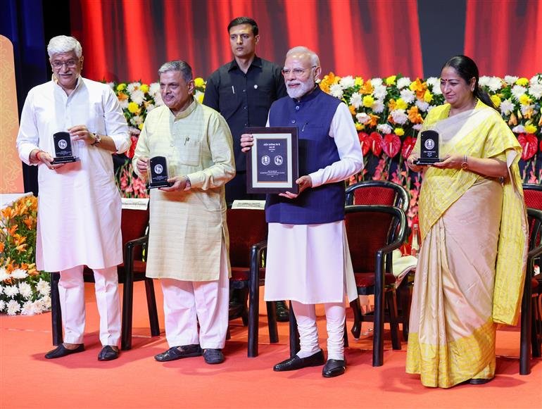 आरएसएस के 100 साल पर प्रधानमंत्री मोदी जारी किया विशेष डाक टिकट और सिक्का
