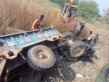 ट्रैक्टर-ट्राली के अनियंत्रित होकर पलट जाने से, दो की मौत 