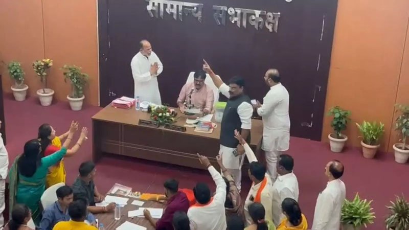 (रायपुर) नगर निगम की सामान्य सभा में जोरदार हंगामा
