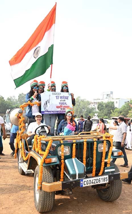 (रायपुर) रायपुर जिला प्रशासन के स्वीप महिला कार रैली का हुआ भव्य आयोजन