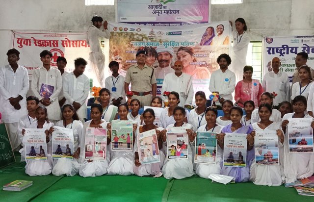 (जशपुर) छात्र/छात्राओं को साइबर सुरक्षा, मानव तस्करी, नोनी रक्षा व यातायात सुरक्षा के संबंध में किया गया जागरूक