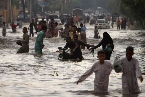 मूसलाधार बारिश ने मचाया कहर, 140 बच्चों समेत 299 लोगों की मौत, हर तरफ हाहाकार