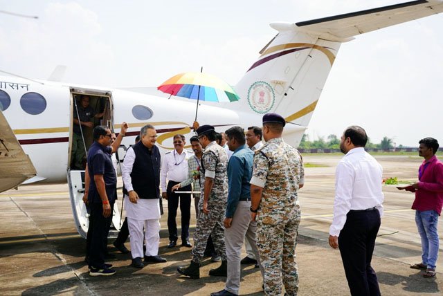 (जगदलपुर) विधान सभा अध्यक्ष डॉ रमन सिंह का जगदलपुर एयरपोर्ट में किया गया आत्मीय स्वागत