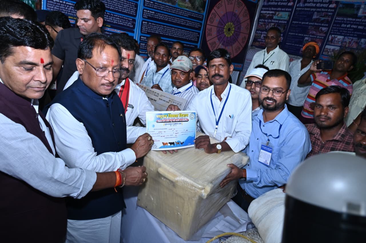 (धमतरी) मुख्यमंत्री साय ने किया विभागीय स्टॉलों का निरीक्षण, हितग्राहियों को वितरित किए चेक व प्रमाण पत्र