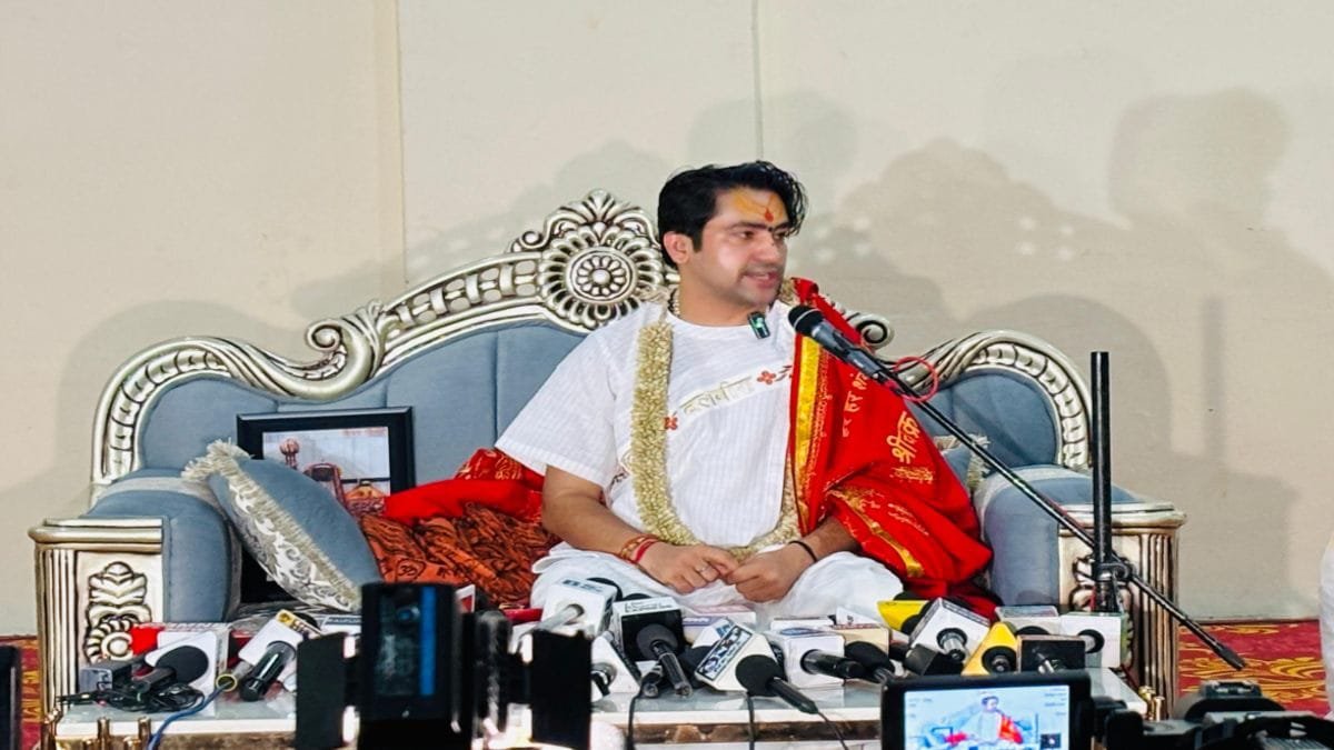 (रायपुर) पांच दिवसीय कथा में शामिल हुए पं. धीरेंद्र शास्त्री, धर्मांतरण पर जताई कड़ी आपत्ति