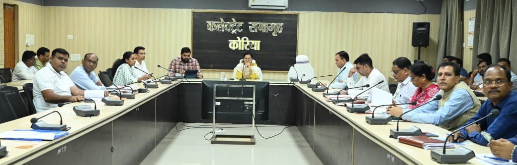 (कोरिया) कलेक्टर ने दिशा समिति की बैठक से पहले विभागवार की समीक्षा