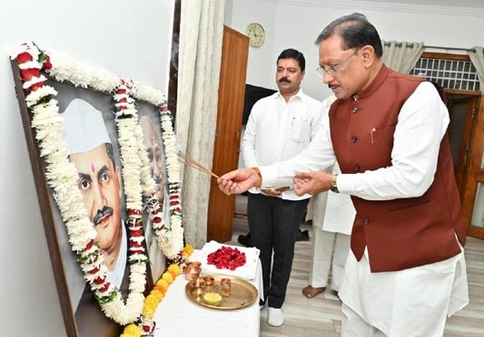 (रायपुर)  मुख्यमंत्री  साय ने राष्ट्रपिता महात्मा गांधी और पूर्व प्रधानमंत्री लाल बहादुर शास्त्री को उनकी जयंती पर किया नमन