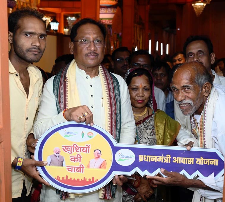 (जशपुर) प्रधानमंत्री आवास योजना से बदल रही  ग्रामीण परिवार की जि़ंदगी