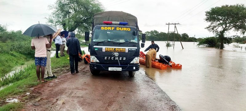 (दुर्ग) कछार नाला में आई अचानक बाढ़ में फंसे 32 मजदूरों को एसडीआरएफ ने बचाया
