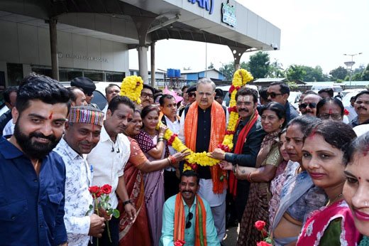 (जगदलपुर) विधान सभा अध्यक्ष डॉ रमन सिंह पहुंचे जगदलपुर, एयरपोर्ट पर हुआ स्वागत